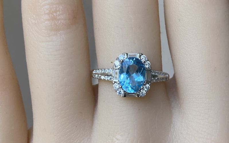 Màu sắc tự nhiên và không quá chói là đặc điểm của Topaz thật.