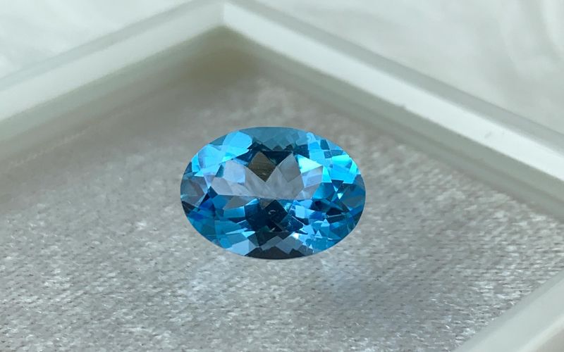 Người phụ nữ đeo trang sức Topaz với vẻ ngoài rạng rỡ.