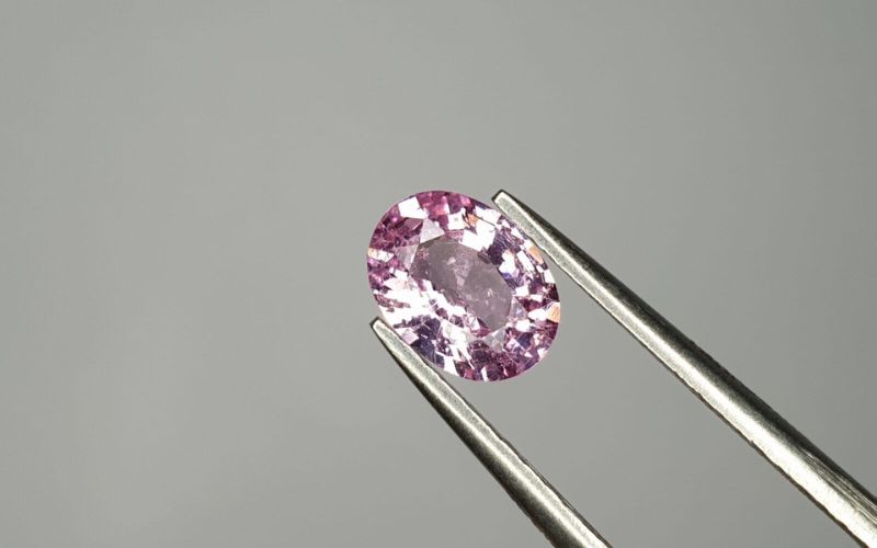 Vẻ đẹp lãng mạn của trang sức đính đá Topaz hồng.