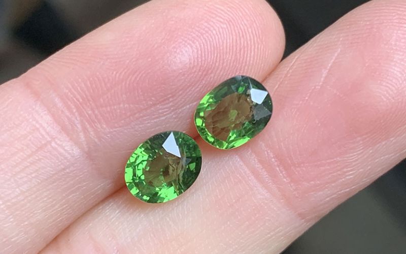 Để tránh trầy xước, hãy bảo quản Tourmaline trong hộp đựng trang sức riêng, hoặc bọc trong vải mềm