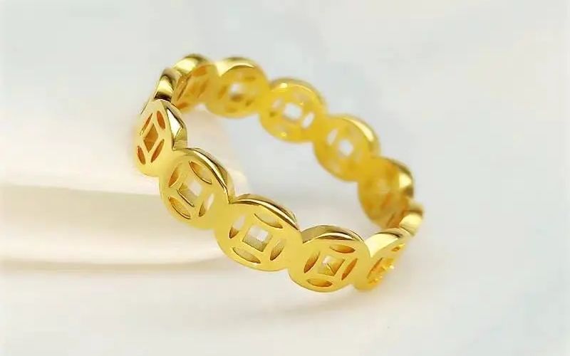 Minh họa việc tháo trang sức vàng 18K khi làm việc nhà.