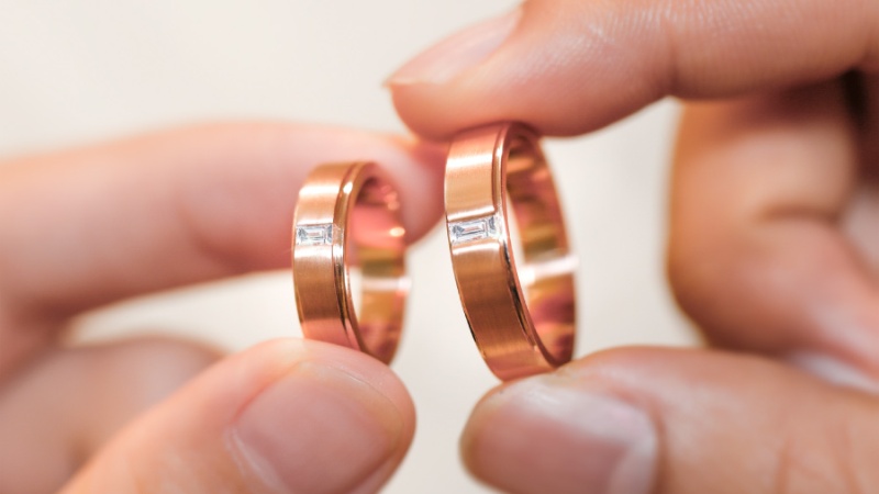 Cặp nhẫn cưới vàng hồng 14K thiết kế tối giản, đính đá lấp lánh