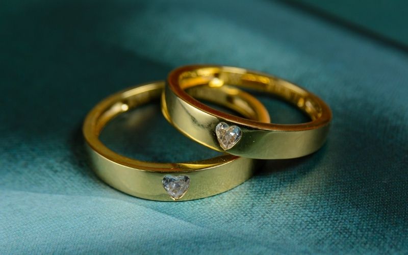 Màu sắc sáng bóng tự nhiên là một trong những dấu hiệu của vàng tây thật.