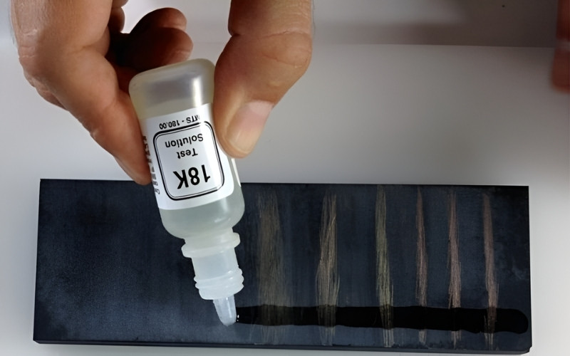 Thử axit là một phương pháp chuyên nghiệp để xác định chất lượng vàng.