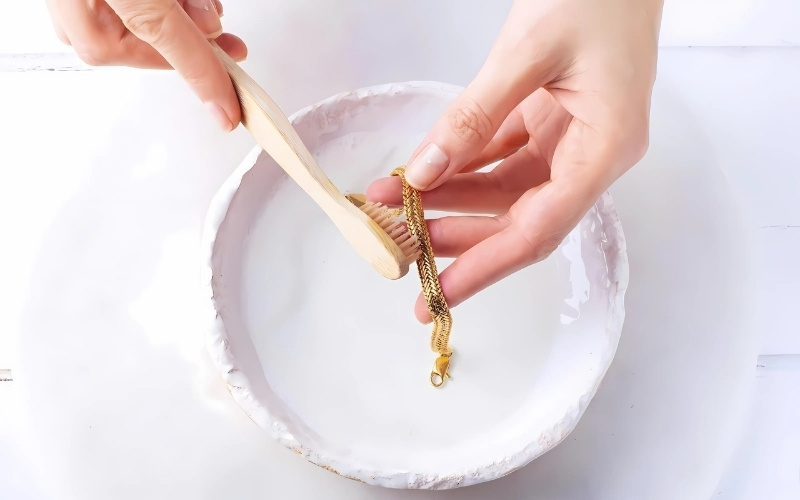 Vệ sinh đúng cách giúp trang sức vàng tây luôn giữ được vẻ đẹp ban đầu.