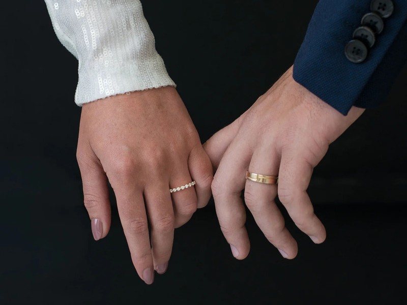 Việc đeo nhẫn cưới ở ngón áp út mang ý nghĩa tượng trưng cho tình yêu xuất phát từ trái tim