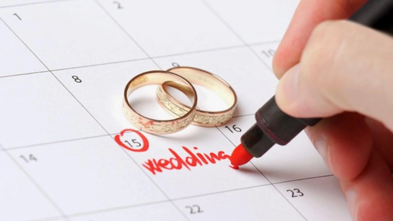 Cặp đôi nên chọn ngày lành tháng tốt để thực hiện các nghi lễ cưới hỏi truyền thống