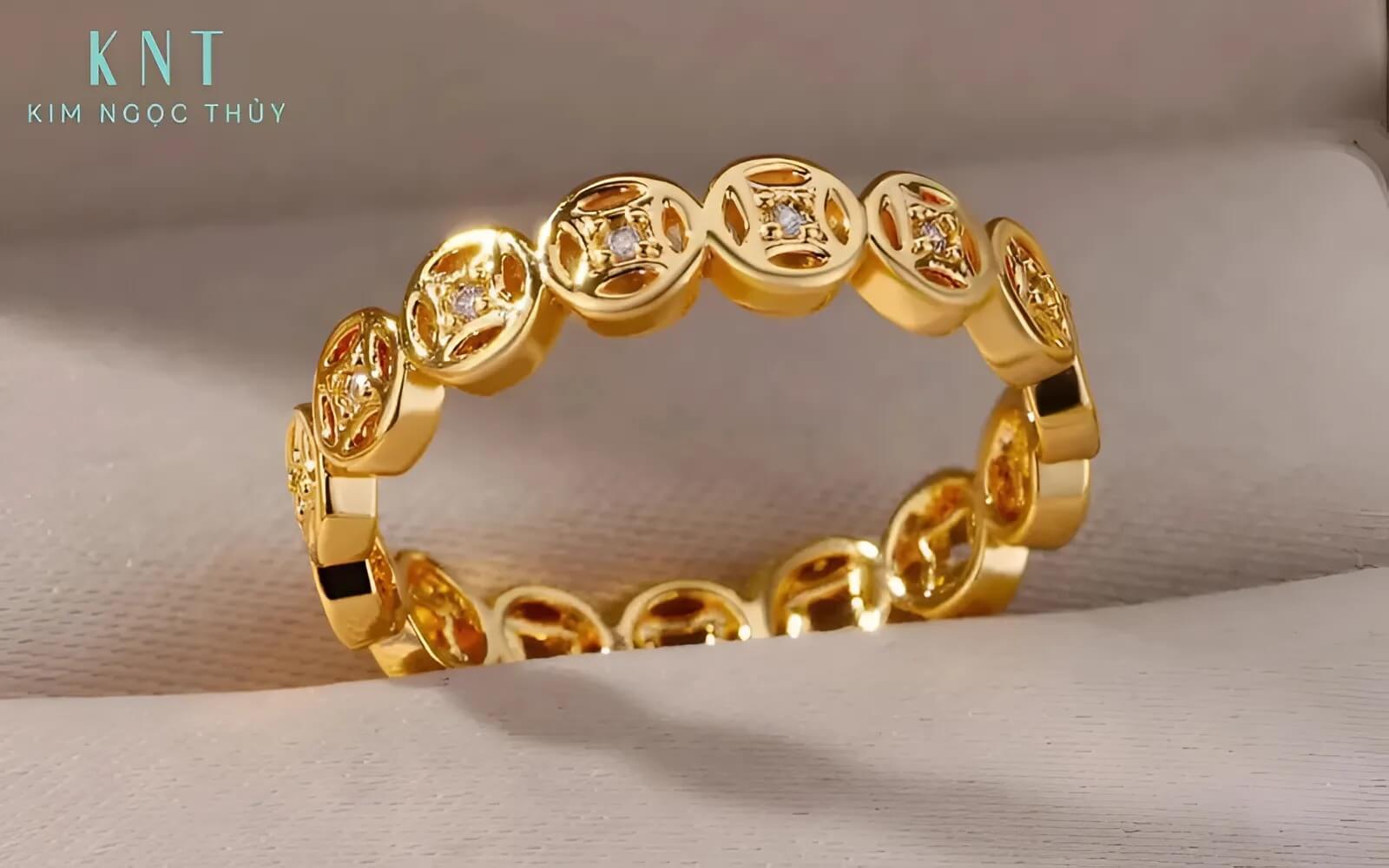 Trong ý nghĩa phong thủy, chiếc nhẫn kim tiền mang một biểu tượng sâu sắc về tài lộc và may mắn