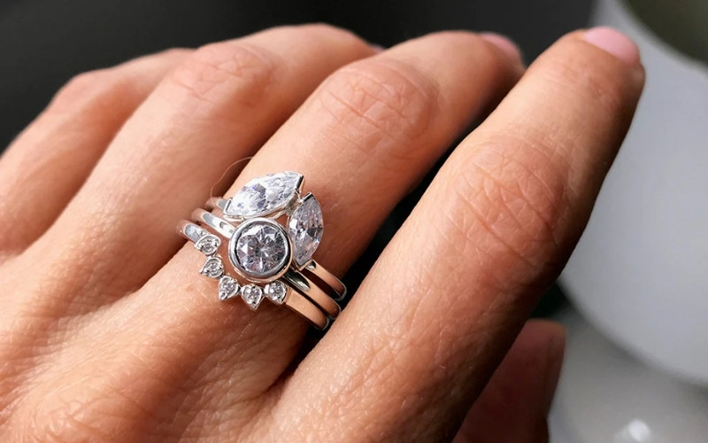 Ngón giữa trở thành vị trí lý tưởng để phái đẹp thể hiện phong cách riêng và cá tính độc đáo của mình