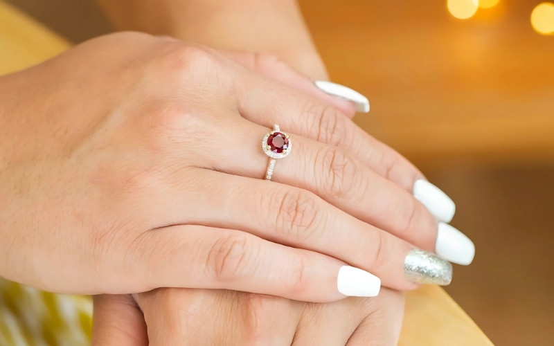 Đeo nhẫn ở ngón giữa tay phải đôi khi được diễn giải là thể hiện sự quyết đoán trong hành động