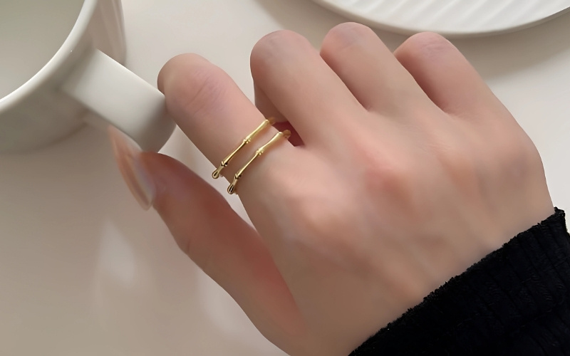 Ngón trỏ giữ một vị trí đeo nhẫn khá đặc biệt và nổi bật