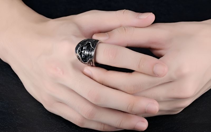 Bàn tay phải lại được xem là bàn tay của hành động, của công việc và giao tiếp xã hội