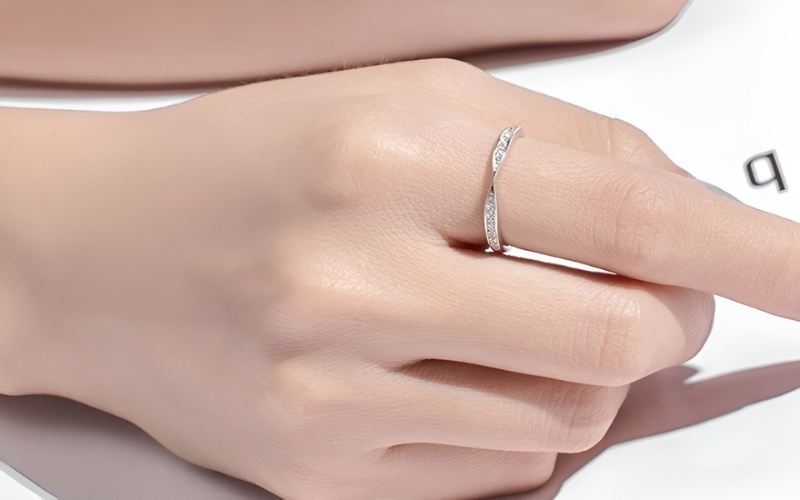 Đeo nhẫn ở ngón này có thể mang lại những tác động tích cực cho con đường sự nghiệp và học vấn