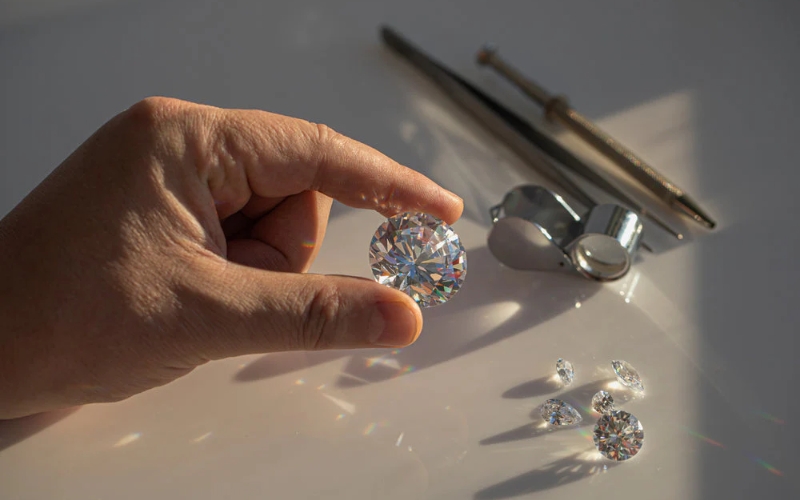 Kim cương tự nhiên: Giá trị truyền thống, khan hiếm và giữ giá.