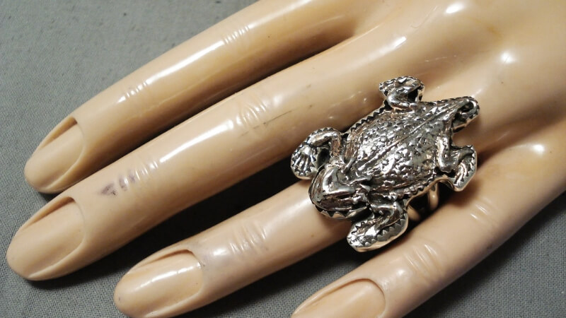 Khai quang: Nghi thức quan trọng thổi linh khí vào nhẫn cóc