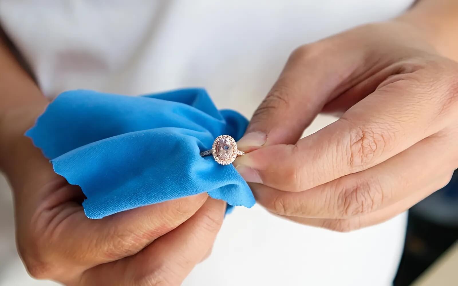 Vệ sinh nhẫn tại nhà: Giữ trang sức luôn sáng bóng dễ dàng.