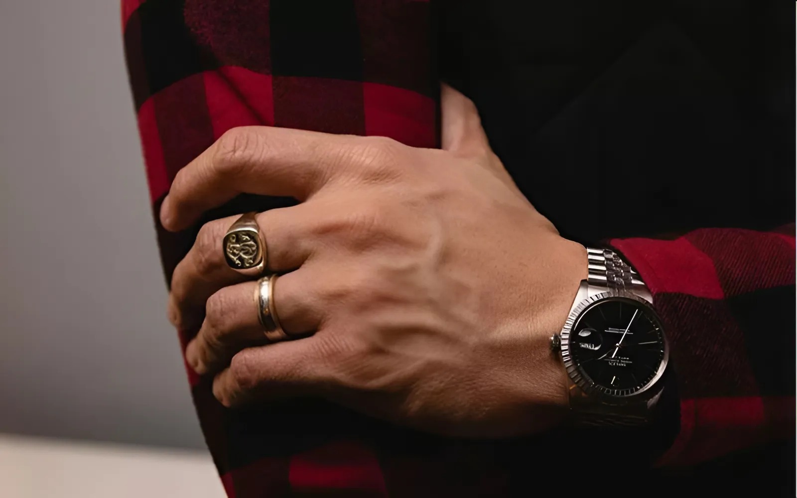 Đồng hồ & nhẫn: Phối hợp hài hòa nâng tầm phong cách nam giới.