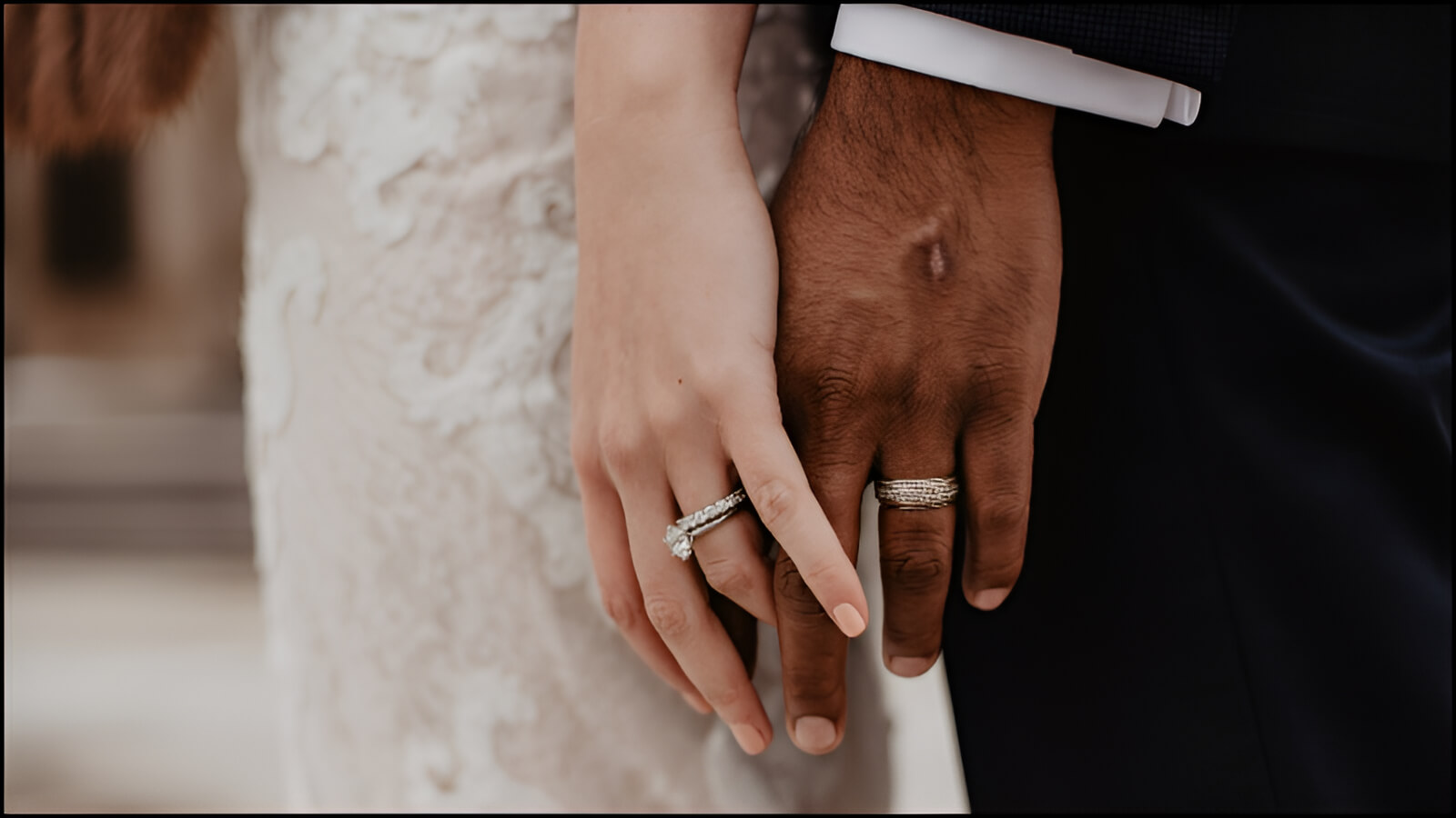 Đeo thêm một chiếc nhẫn vừa vặn là giải pháp đơn giản để giữ nhẫn cưới không bị tuột