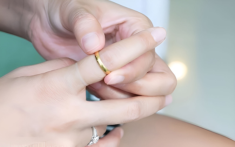 Đôi khi, nguyên nhân đơn giản nhất là chiếc nhẫn bạn đang đeo