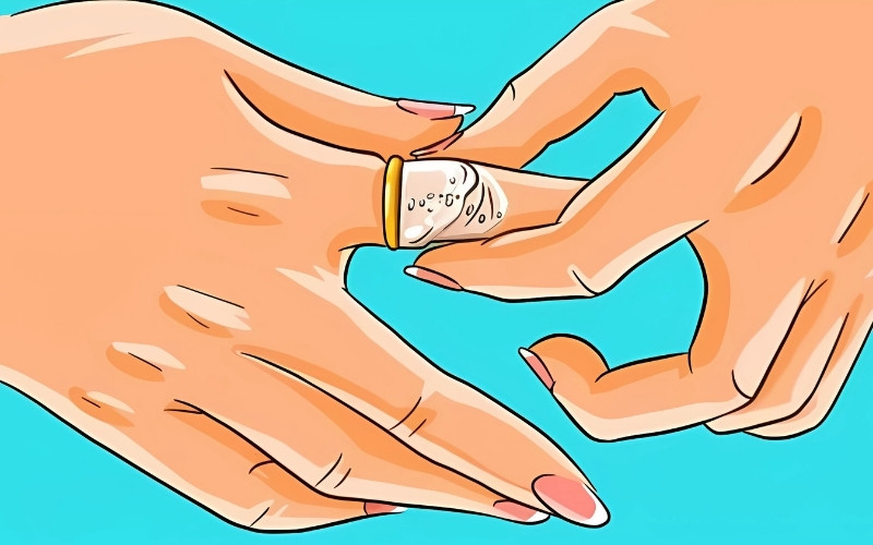 Sử dụng chất bôi trơn để giảm ma sát giữa nhẫn và ngón tay, giúp việc tháo gỡ trở nên dễ dàng hơn