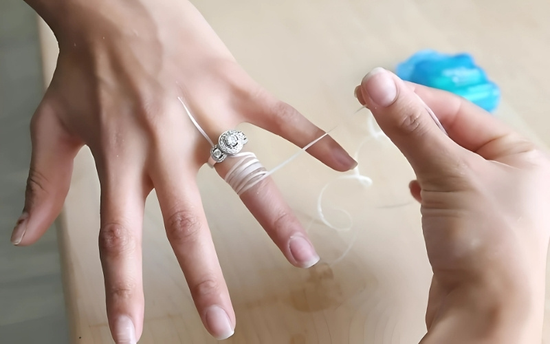 Quấn chỉ quanh ngón tay