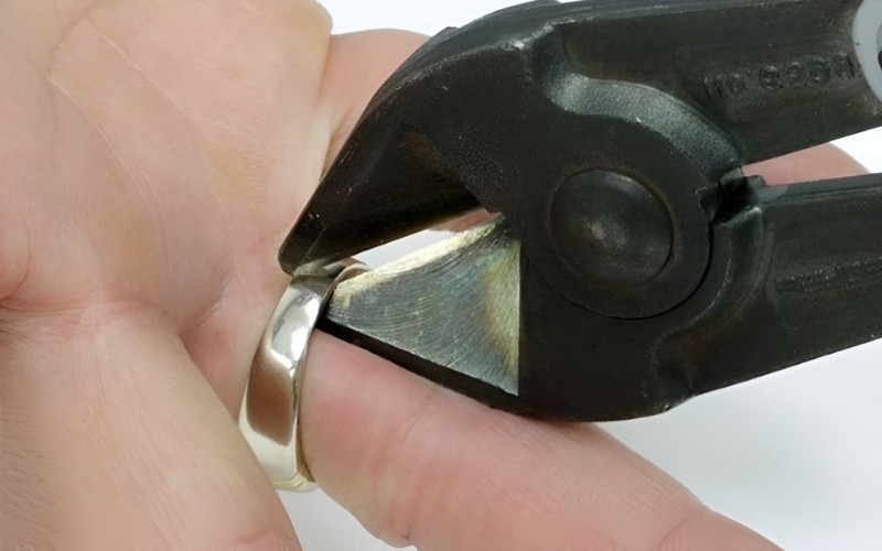 Các thợ kim hoàn chuyên nghiệp được trang bị dụng cụ cắt nhẫn chuyên dụng