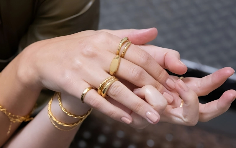 Tự do lựa chọn tay đeo nhẫn thời trang và nhẫn phong thủy.