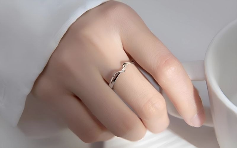 Theo truyền thống, tay phải là biểu tượng cho phái nữ.