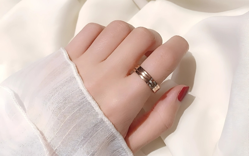 Nhẫn ngón trỏ: Gắn liền với quyền lực, tham vọng và khẳng định bản thân.