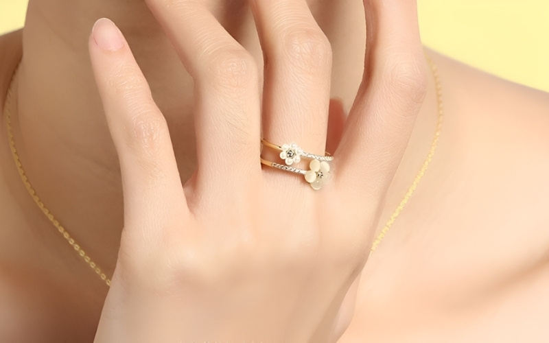 Phối hợp hài hòa trang sức là yếu tố quan trọng tạo nên vẻ đẹp tổng thể.