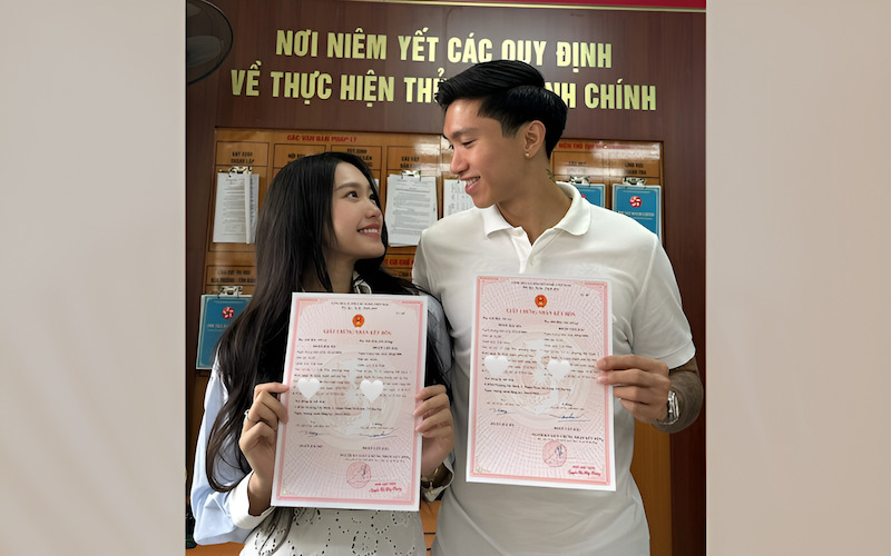 Khoảnh khắc nhận Giấy chứng nhận kết hôn trọn vẹn yêu thương