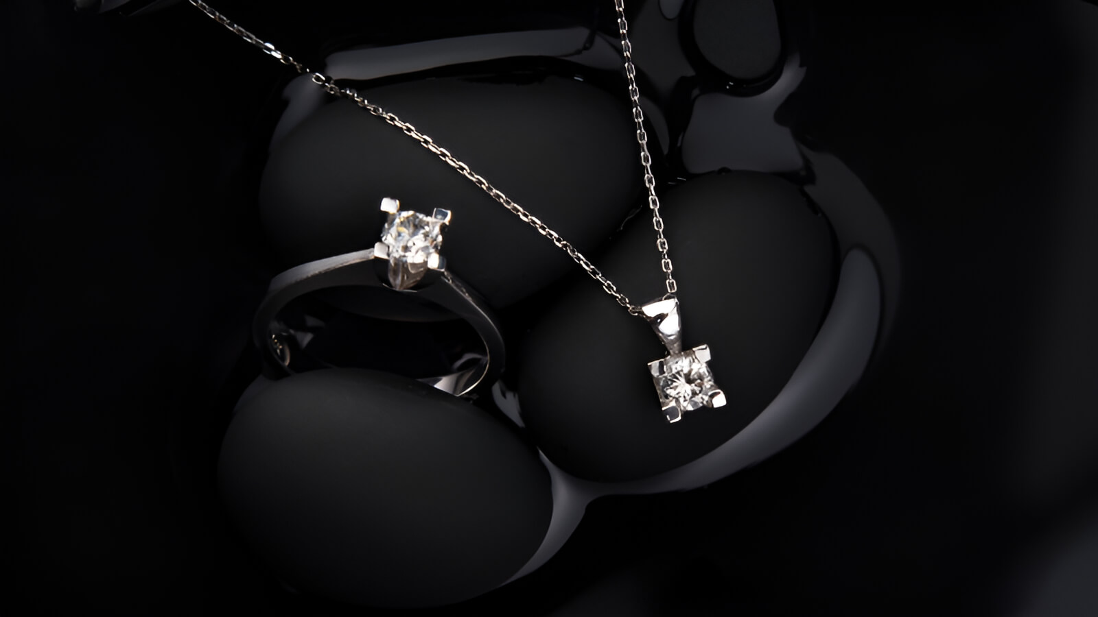 Vóc dáng là một yếu tố quan trọng không kém khi lựa chọn dây chuyền cưới