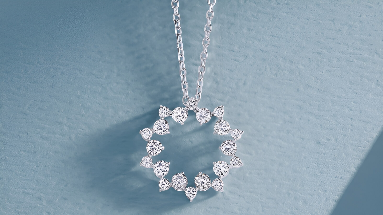 Nếu dây chuyền cưới của bạn có thiết kế cầu kỳ, đính nhiều đá quý hoặc kim cương, tốt nhất bạn nên mang đến các cửa hàng trang sức uy tín