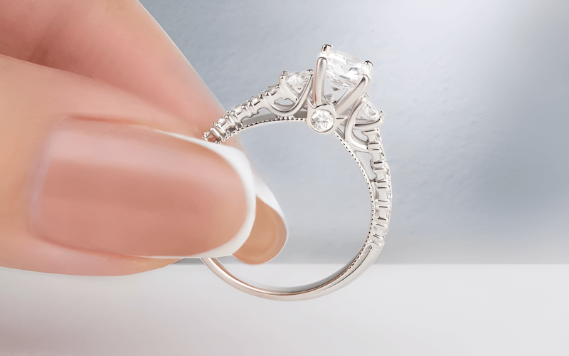 Nhẫn bạc có định đá phù hợp với năng lượng người mệnh Kim