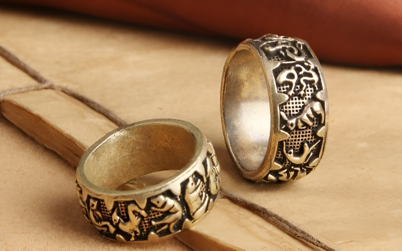 Nhẫn có hàm lượng đồng cao dễ phản ứng với mồ hôi và da, tạo vết xanh đặc trưng trên tay