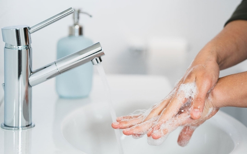 Rửa kỹ vùng da bị xanh bằng xà phòng và nước ấm là phương pháp cơ bản và an toàn nhất