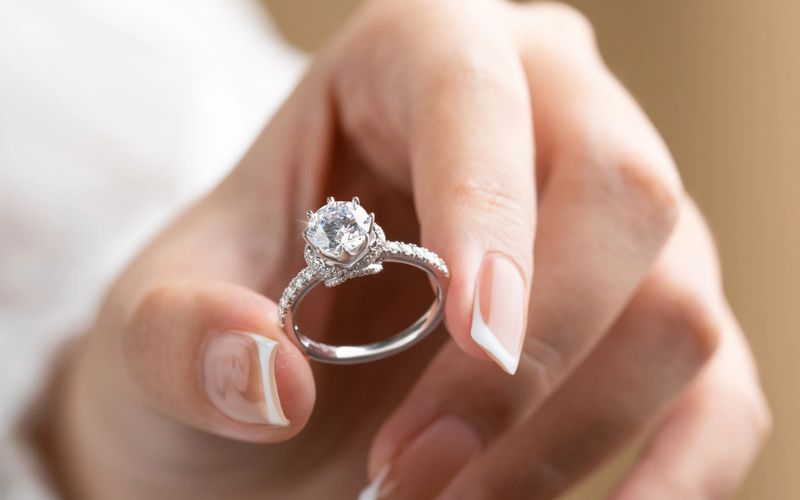 Bạch kim cực kỳ bền, chống ăn mòn, chống xỉn màu và đặc biệt là rất lành tính