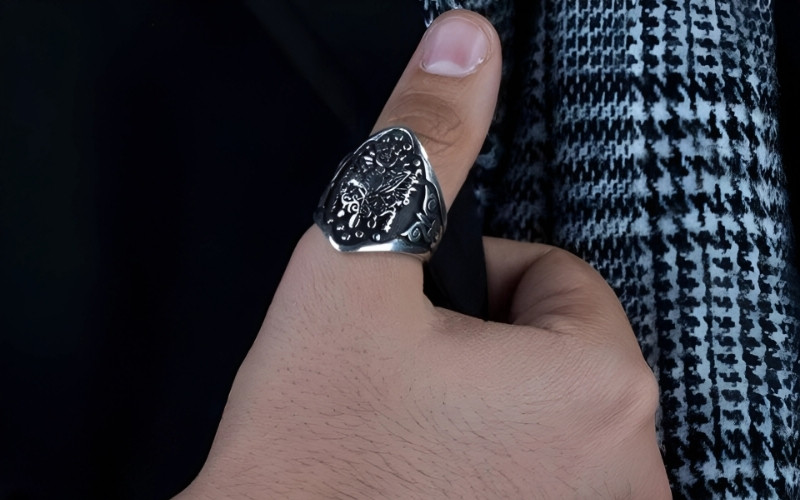 Nam giới đeo nhẫn ngón cái thể hiện sự tự tin, quyền lực và địa vị.