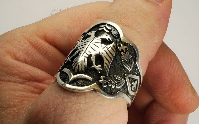 Ngón cái: Nơi hội tụ năng lượng khởi đầu và ý chí vươn lên.