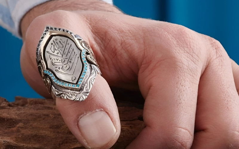 Nhẫn bản to: Lựa chọn kinh điển cho ngón cái, tôn vinh phong cách.