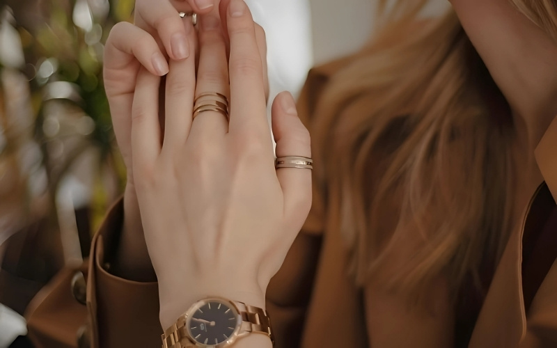 Phối nhẫn vàng với phụ kiện cùng tông màu tạo sự hài hòa, tinh tế.