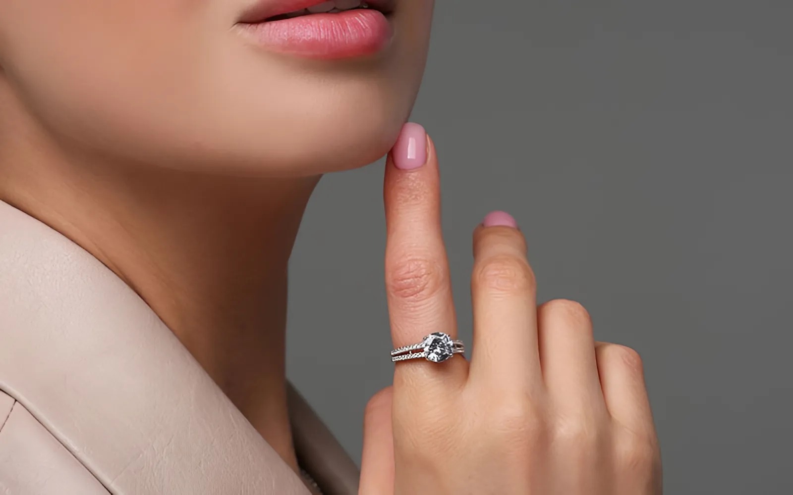 Nhẫn ngón trỏ phải: Biểu tượng của quyền lực và địa vị cá nhân.