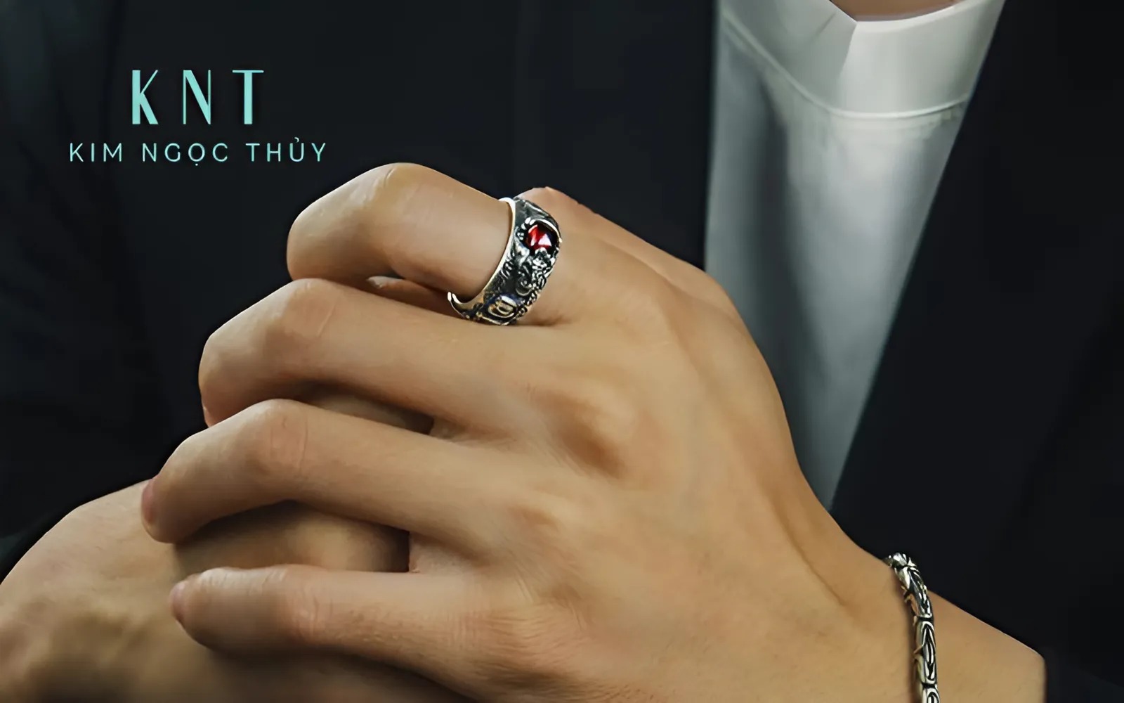 Nhẫn ngón trỏ tay trái cho nam độc thân, biểu tượng của sự nghiệp và khát vọng.