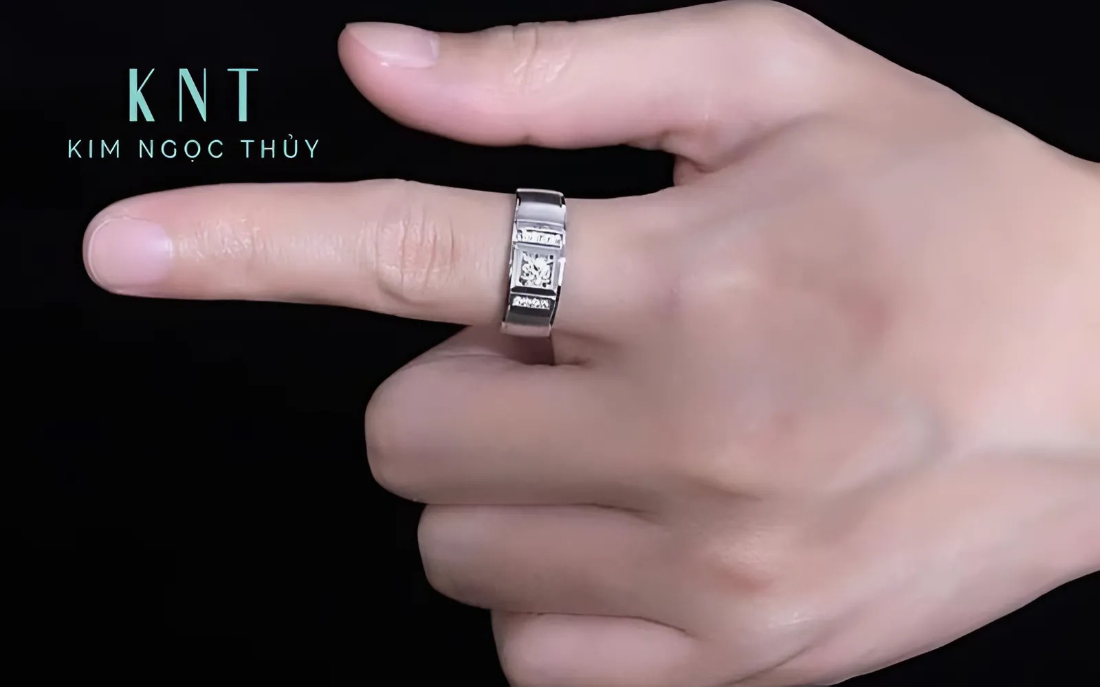 Nam mệnh Kim nên chọn nhẫn bạc, vàng trắng hoặc bạch kim để thu hút vượng khí.