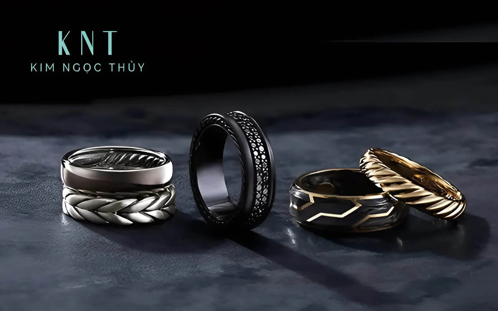 Nhẫn vàng cho vẻ sang trọng, trong khi bạc và titan mang đến nét trẻ trung.