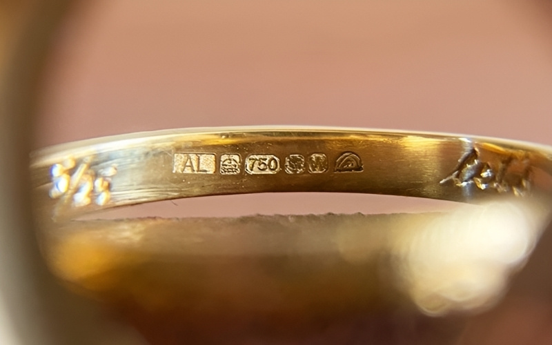 Các ký hiệu này thường rất nhỏ, được khắc ở những vị trí kín đáo như mặt trong của nhẫn