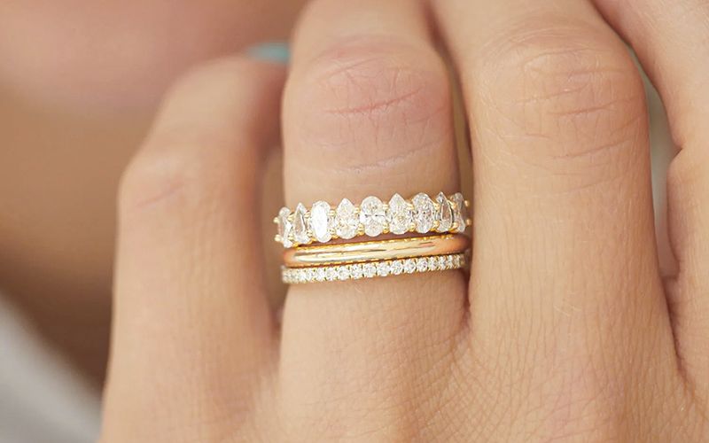 Trang sức đính kim cương tấm là một lựa chọn thông minh giúp tối ưu ngân sách mà vẫn đảm bảo sự sang trọng