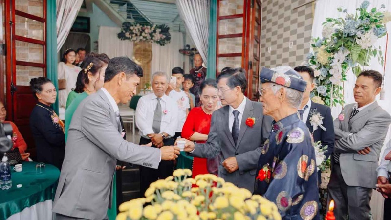 Nhà gái đón tiếp nhà trai trong buổi gặp mặt đầu tiên