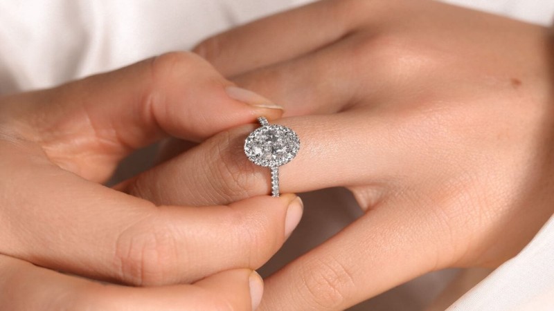 Tháo nhẫn và bảo quản trước khi vận động mạnh