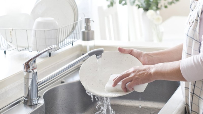 Tháo nhẫn khi làm việc nhà và tiếp xúc hóa chất